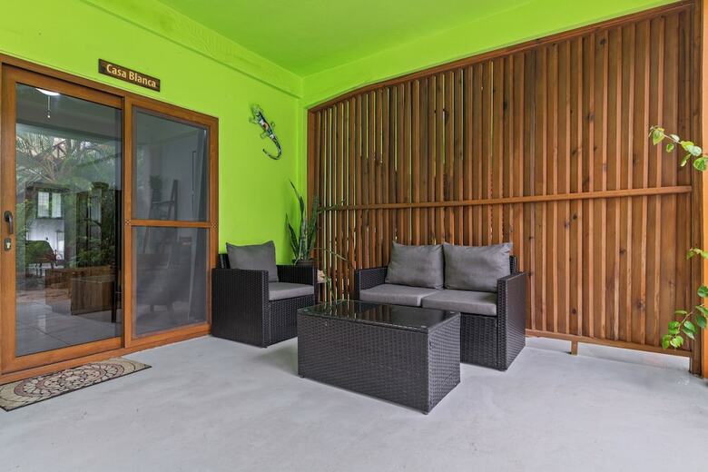 Coconut Row Boutique Hotel