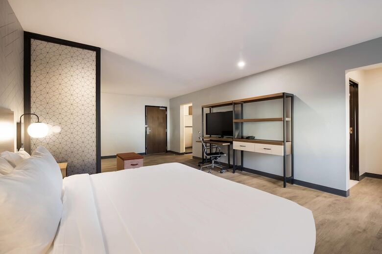 Hotel Everhome Suites Corona