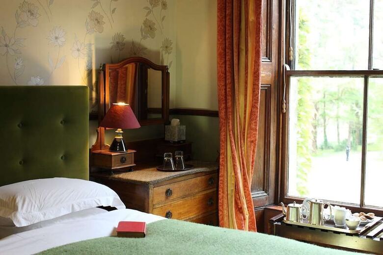 Bed & Breakfast Currarevagh House