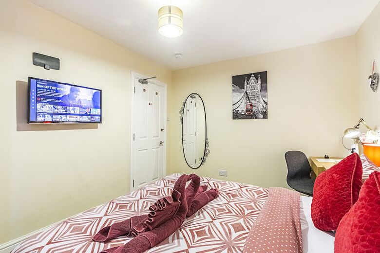 Greyhound Road Rooms