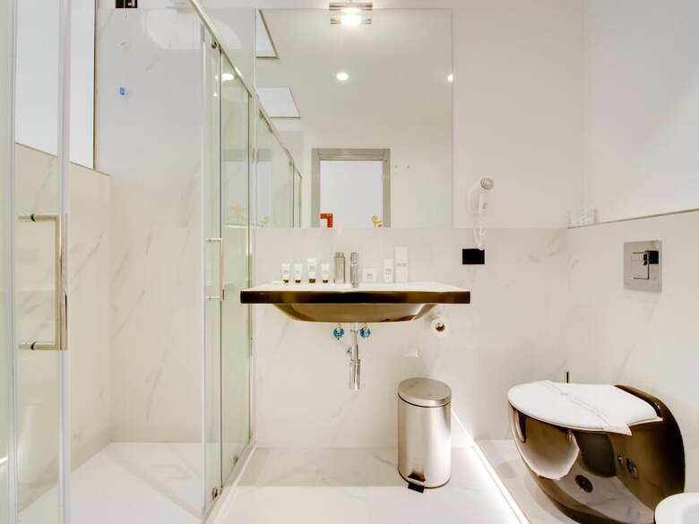 Queen Palace Suites