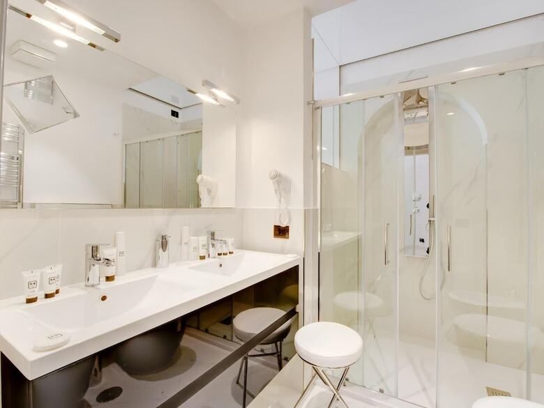 Queen Palace Suites