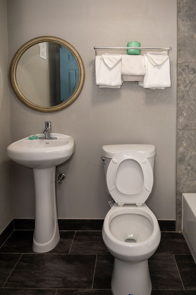 Hotel Riverside Inn And Suites