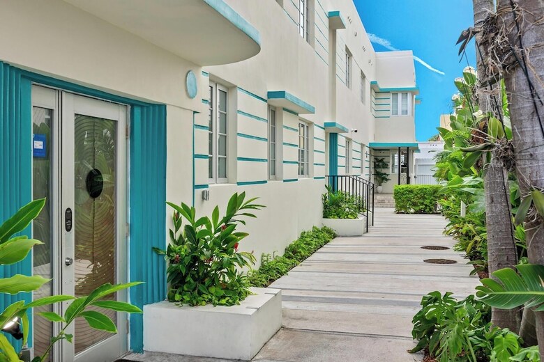 Hotel Luxuri Suites