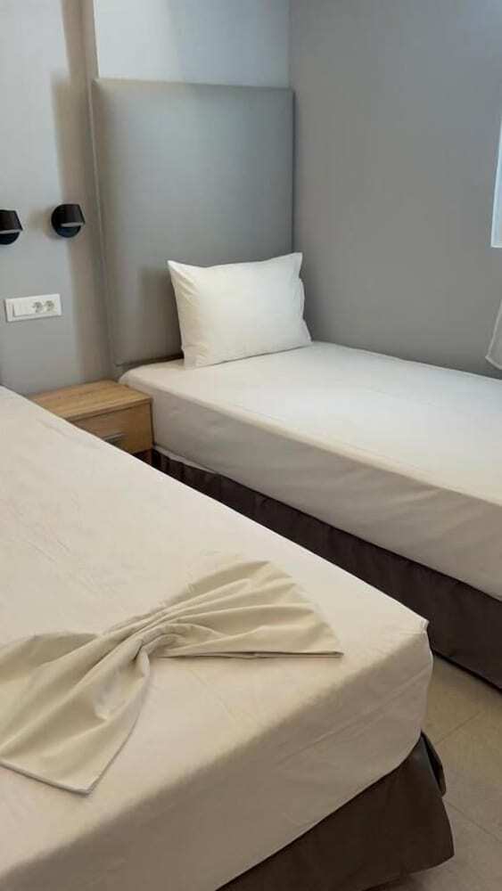 Amaryllis Front Beach Hotel