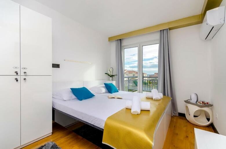Room-all Saints Suites B&B Kastela - Dou
