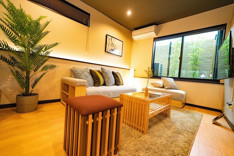 Apartamentos East One