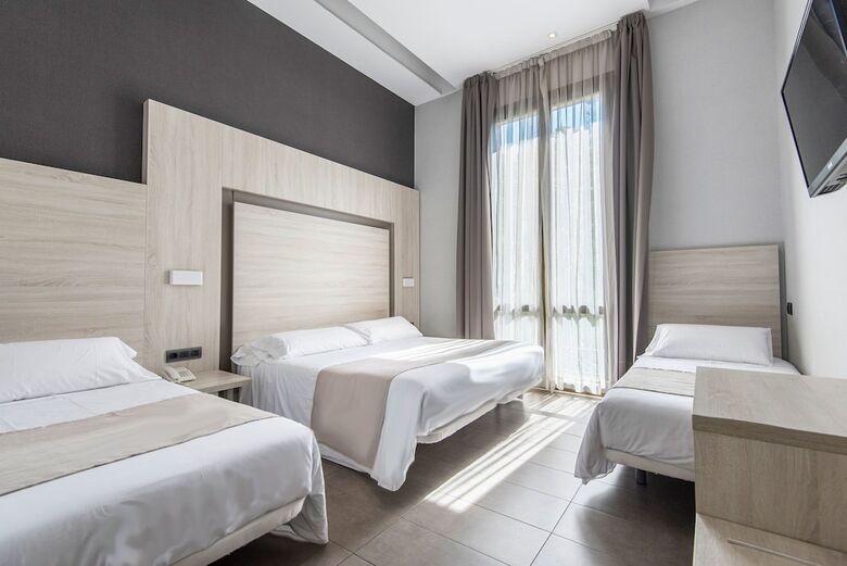 Pension Plaza Goya Rooms
