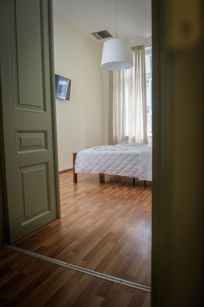Athinas Street Inn