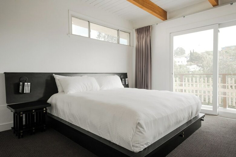 Hollywood Hills Hotel