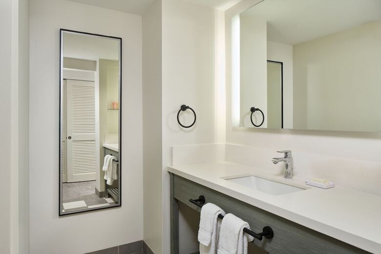 Kaimana Beach Hotel