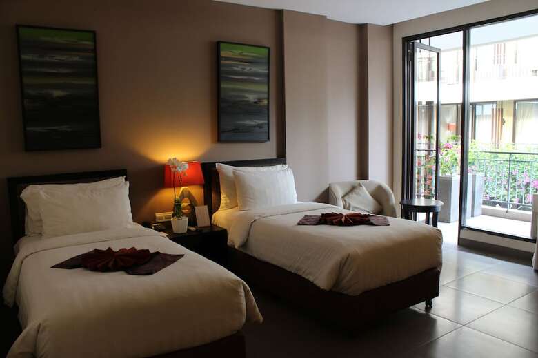 100 Sunset Hotel