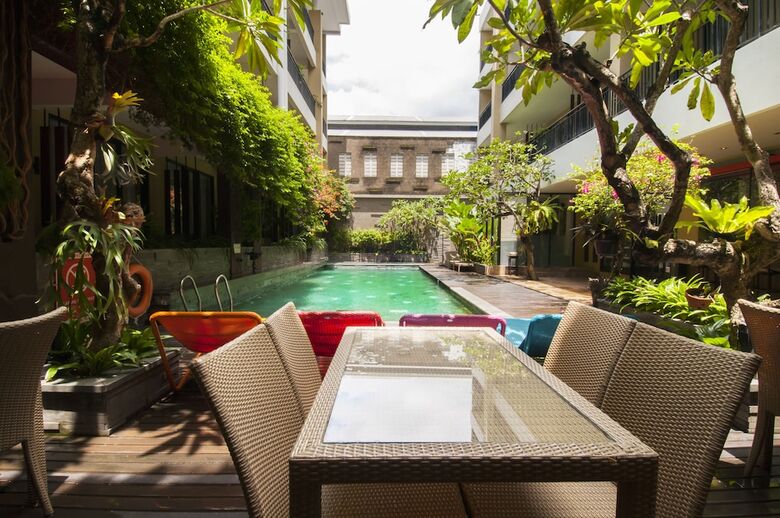 100 Sunset Hotel