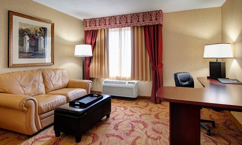 The Grand Hotel - Salem