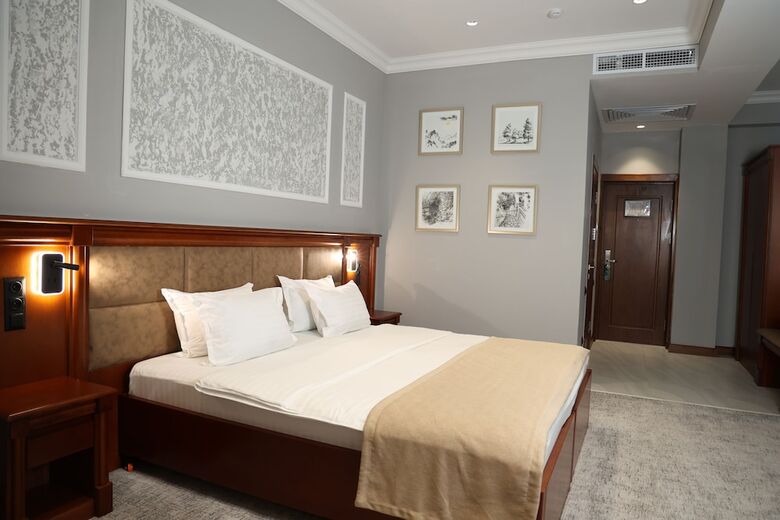 Hotel Mir Luxe Plaza