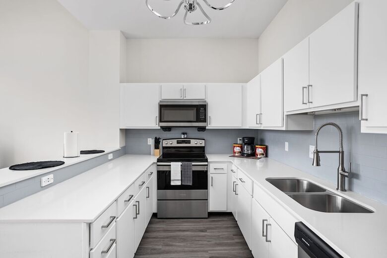 Aparthotel 2br 2ba The Block Apartment - Cozysuites