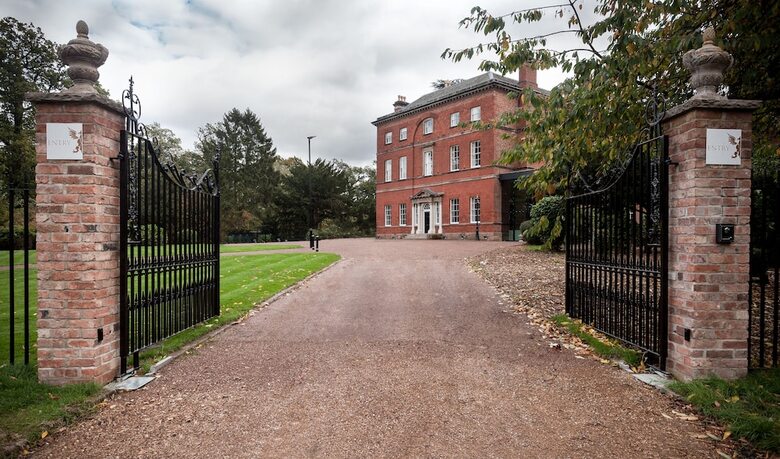 Hotel Winstanley House