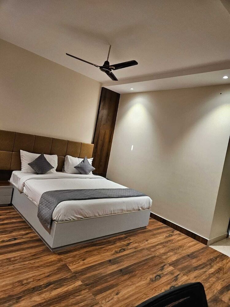 Four Leaf Hotel Akosha