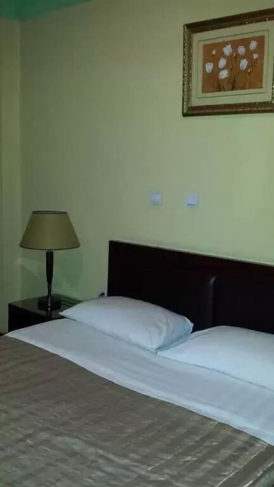 The Lions Den Hotel