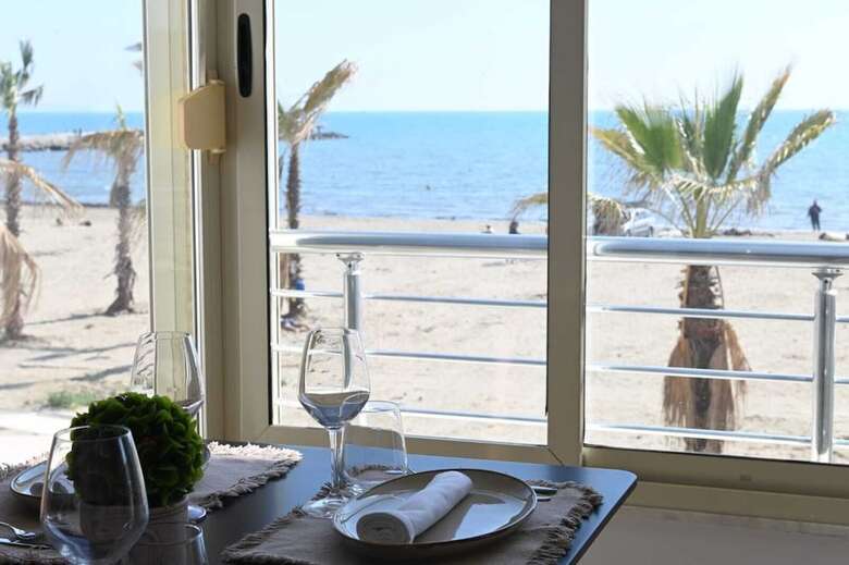 Aparthotel Wave Beachfront Apartments