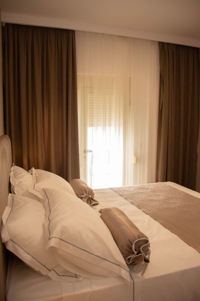 Aparthotel Wave Beachfront Apartments