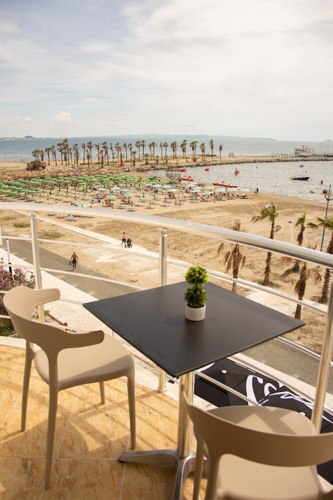 Aparthotel Wave Beachfront Apartments