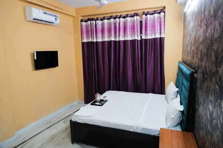 Roomshala 155 Hotel Jpc
