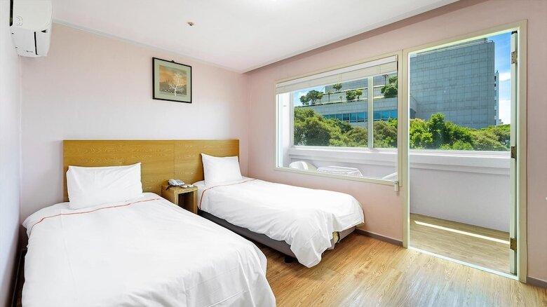 Pension Jeju Honeycrown Hotel