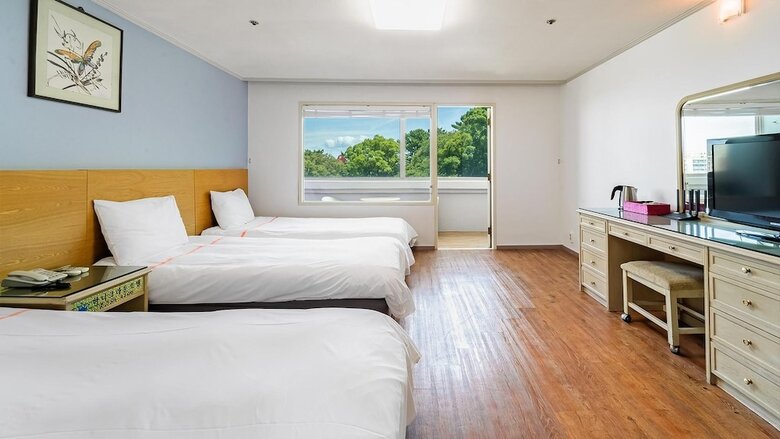Pension Jeju Honeycrown Hotel