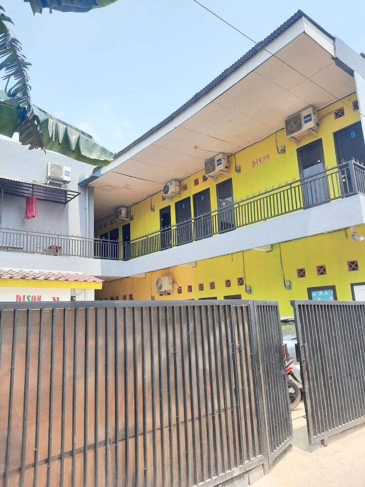 Hotel Oyo 93021 Kost Dison