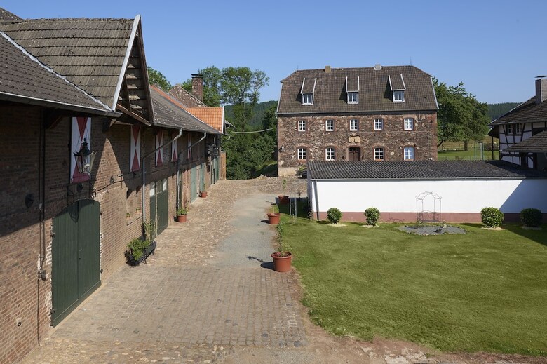 Hotel Ferienwohnungen Burg Blens