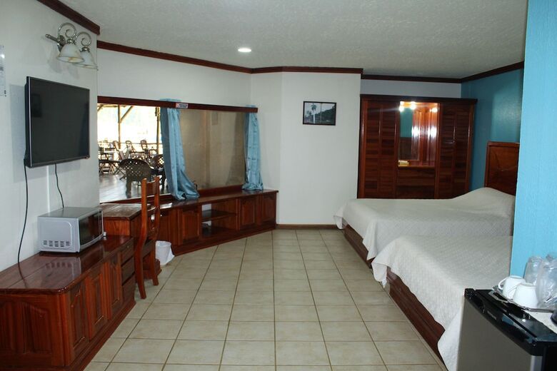 Hotel Fish Hook Marina & Lodge