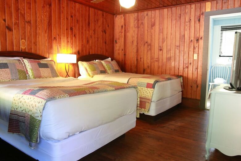 The Riverside Lodge At Chimney Rock