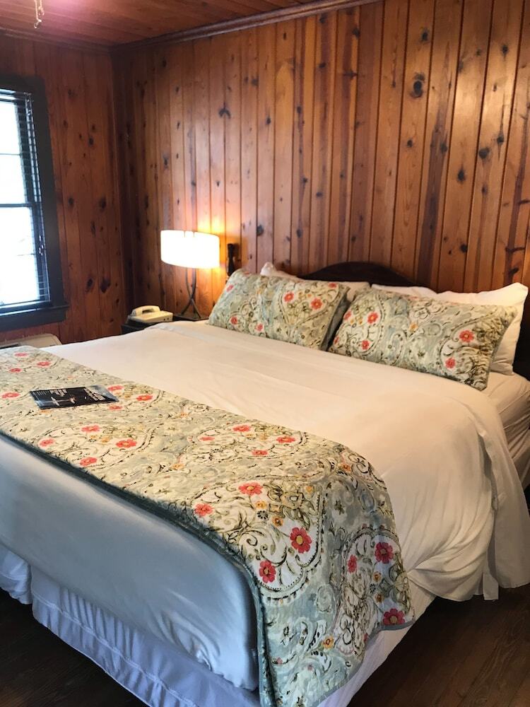 The Riverside Lodge At Chimney Rock