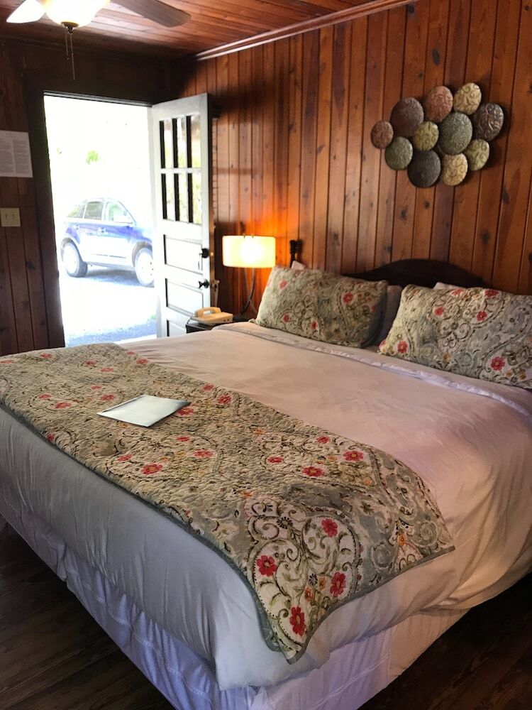 The Riverside Lodge At Chimney Rock