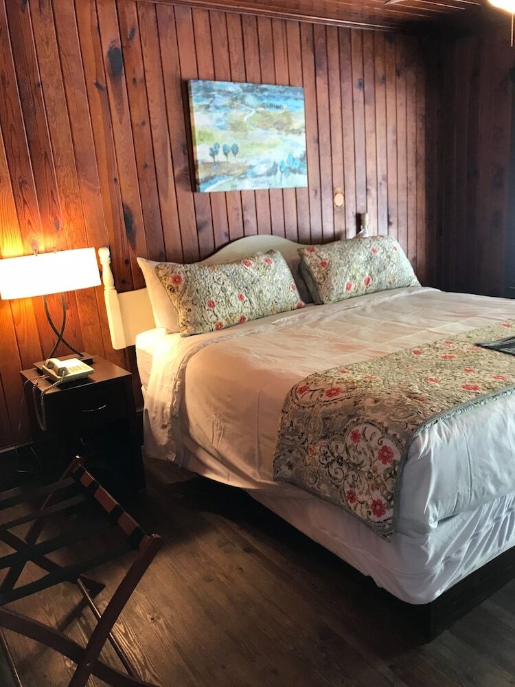 The Riverside Lodge At Chimney Rock