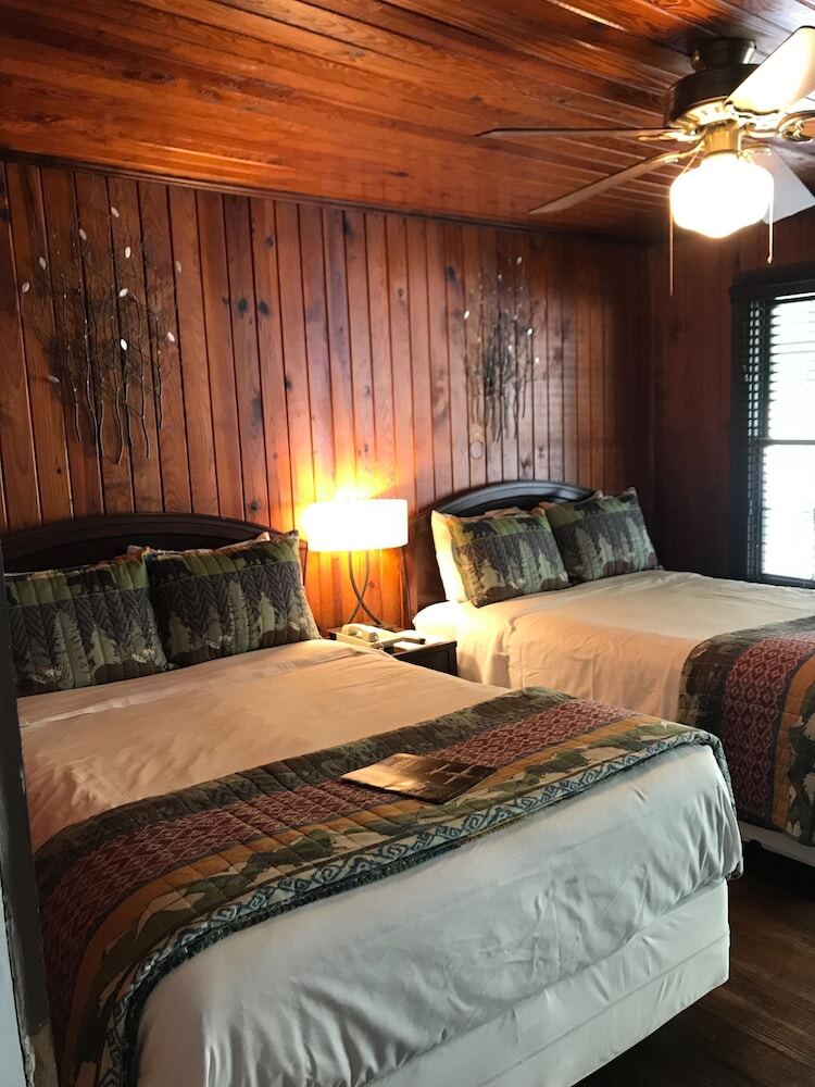 The Riverside Lodge At Chimney Rock