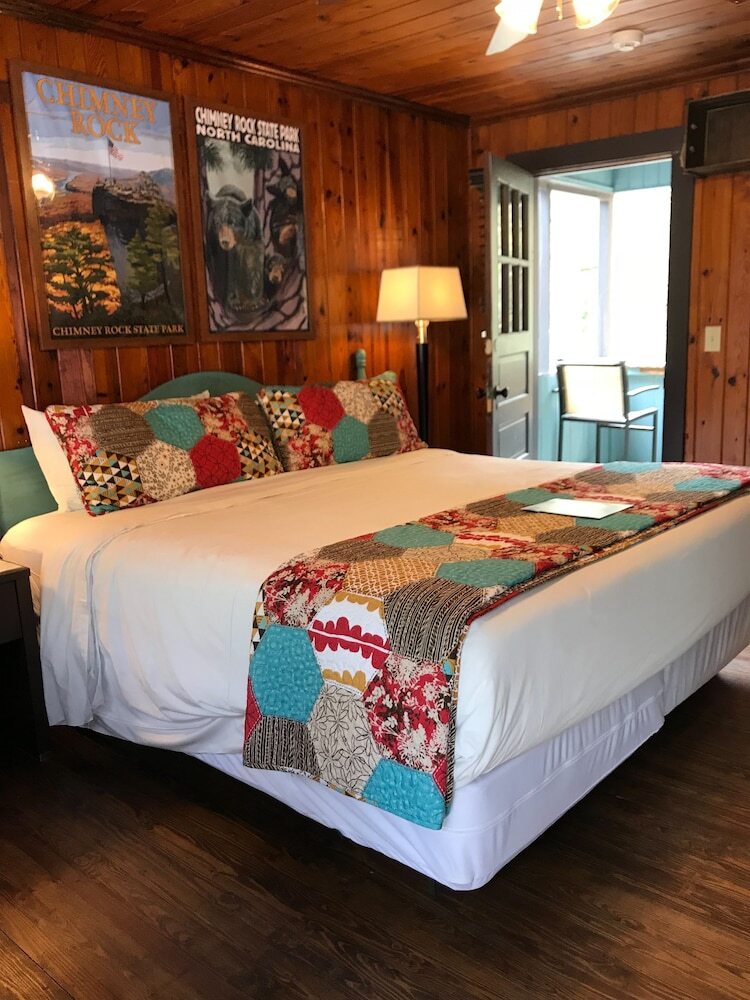The Riverside Lodge At Chimney Rock
