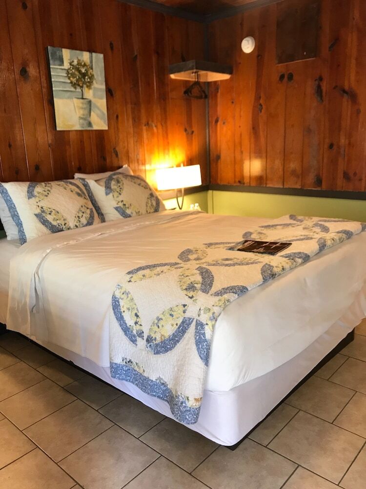 The Riverside Lodge At Chimney Rock