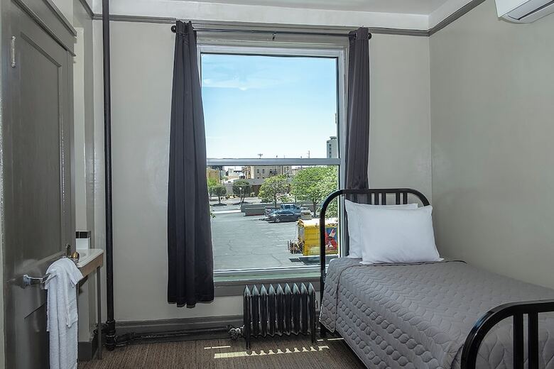 Gardner Hotel & Hostel