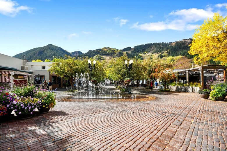 Aparthotel Aspen Square Condominium Hotel