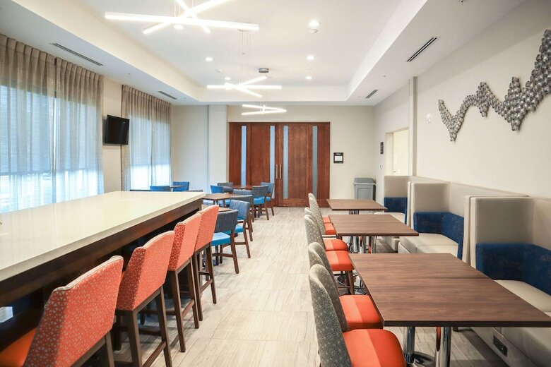 Hotel Comfort Suites Gainesville Near University