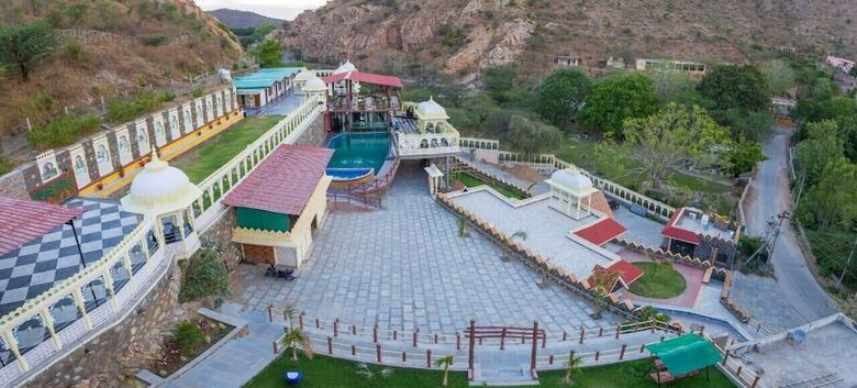 Hotel Badigarh Palace Resort