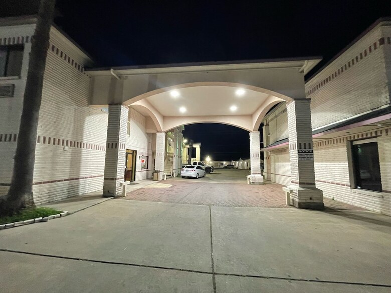 Hotel Woodland Inn & Suites