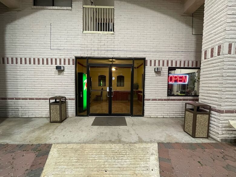 Hotel Woodland Inn & Suites