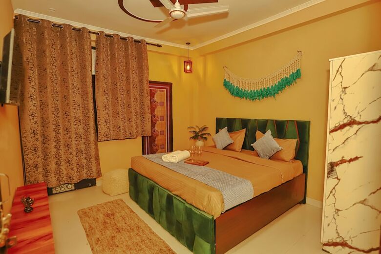Roomshala 084 Hotel Divine Inn