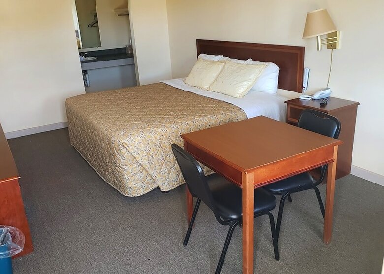 Traveler's Choice Motel