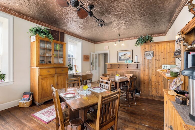 The Stagecoach Inn Bed & Breakfast And Five20 Social Stop