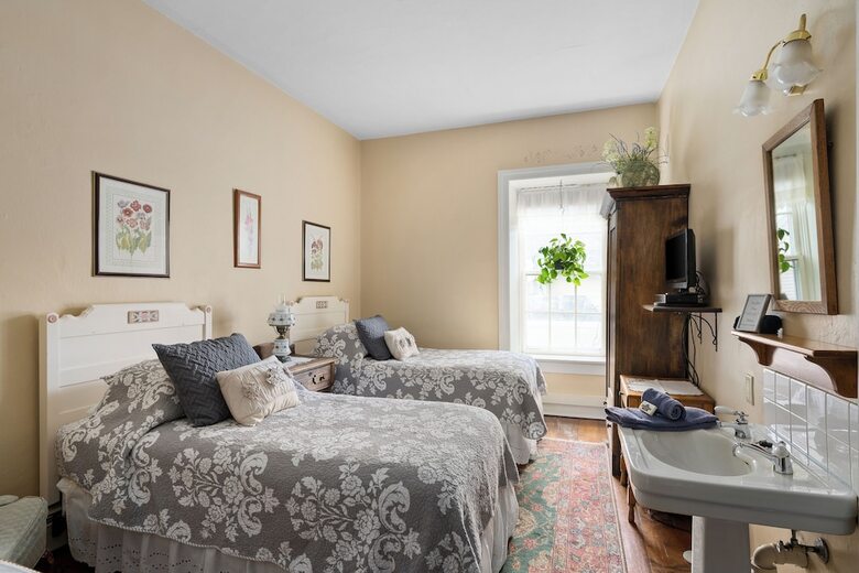 The Stagecoach Inn Bed & Breakfast And Five20 Social Stop