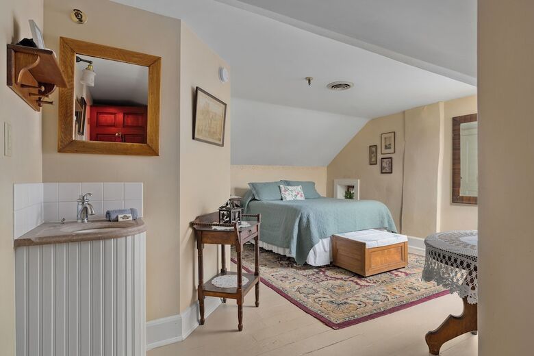 The Stagecoach Inn Bed & Breakfast And Five20 Social Stop